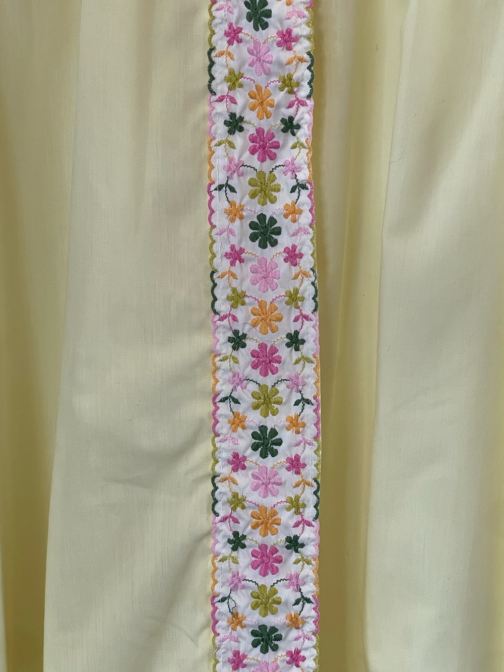 1960s vintage Light yellow snap front house dress with floral embroidery trim - Picture 4 of 12